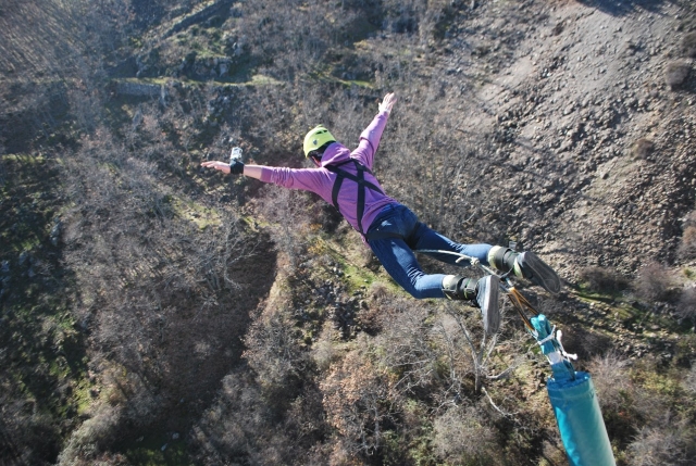 Salto desde el puente hacia delante